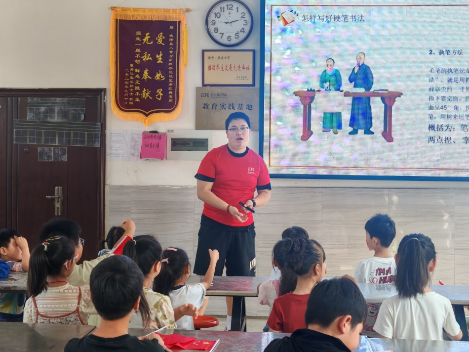 图为实践队员指导员工上课 (2).jpg